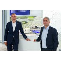 Andreas Schell (left), CEO of Rolls-Royce business unit Power Systems, and Dr. Uwe Lauber (right), CEO of MAN Energy Solutions, have signed a Memorandum of Understanding to collaborate on mýa, the open asset-and-fleet-management-system. (Photo: MAN Energy Systems)