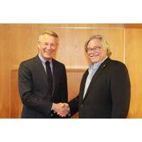 Björn Rosengren, President and CEO of Wärtsilä Corporation, with Micky Arison, Chairman of the Board of Carnival Corporation & plc (Photo: Wärtsilä)