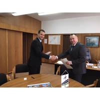 Scott Groves (left), Business Development Manager at Thordon Bearings, and Leslaw Hnat (right), Chairman of the Board of MSR Gryfia, sign an agreement that affirms the companies’ efforts to convert ships to seawater lubricated propeller shaft lines from oil.