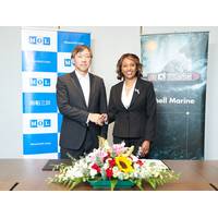 At the signing ceremony in Singapore. Mr. Kazuhiro Takahashi, Executive Officer of MOL and Ms. Melissa Williams, President of Shell Marine (Photo: MOL)