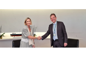 Maria Angelicoussis and Roger Holm at the agreement signing ceremony. © Wärtsilä Corporation
