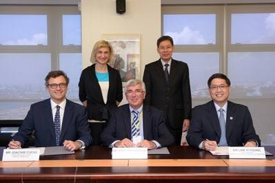 LNG bunker MOU signing: Photo credit MPA