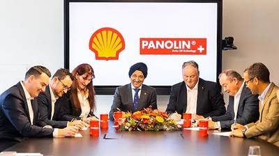 Parminder Kohli (SVP Shell Lubricants (Europe, ME & Africa)) centre with members of the Lämmle family and Lorenz Burkart (Shell Switzerland Country Chair) (far right) (Photo: Shell)
