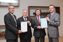 The presentation of the certificate (from left to right): Kai Fock (GL), Christian Suhr (Ahrenkiel), Wolfgang Kempke (Ahrenkiel), Dr. Fabian Kock (GL).