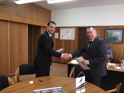 Scott Groves (left), Business Development Manager at Thordon Bearings, and Leslaw Hnat (right), Chairman of the Board of MSR Gryfia, sign an agreement that affirms the companies’ efforts to convert ships to seawater lubricated propeller shaft lines from oil.
