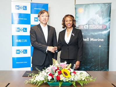 At the signing ceremony in Singapore. Mr. Kazuhiro Takahashi, Executive Officer of MOL and Ms. Melissa Williams, President of Shell Marine (Photo: MOL)