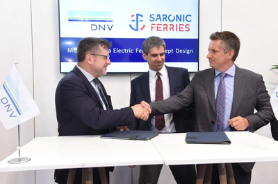 The MOU signing took place at the Posidonia 2022 trade fair. From left to right: Ioannis Chiotopoulos, SVP, Regional Manager South East Europe, Middle East & Africa, at DNV Maritime, Joseph Lefakis, partner of Saronic Ferries, George Papaioannides, partner of Saronic Ferries. ©DNV