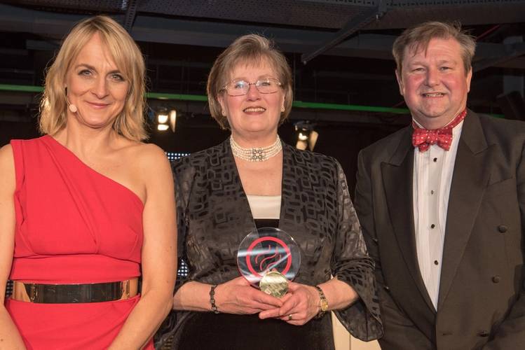 Alexis Lay of LEK Lubrication, centre, collects her award from MMIA17 host Louise Minchin and Paul Marwick of award sponsor the Manufacturing Technology Centre (Photo: LEK Lubrication Systems)