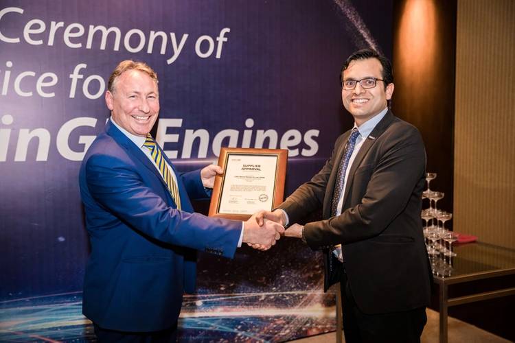 Andrew Stump, President, CSSC Marine Service Co., Ltd being presented with supplier approval from Anil Soni, GMr Anil Soni, General Manager Operations and Deputy Managing Director, China (Photo: WinGD)