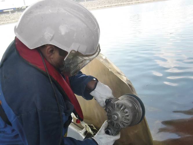 Buffing one of the cropped blades to achieve the best possible efficiency. (Photo: Hydrex)