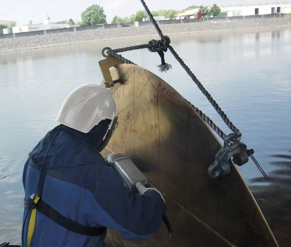 Cutting the opposite blade of the damaged blade to keep the balance. (Photo: Hydrex)