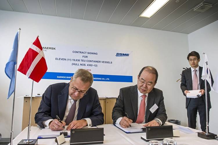 Søren Skou, CEO of Maersk Line, and Sung-Leep Jung, President and CEO of DSME, at a ceremony at Maersk Line’s headquarters in Copenhagen (Photo courtesy of Maersk)