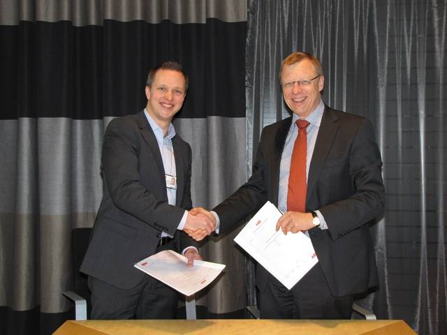 ABB’s Mikko Lepisto and NAPA’s Juha Heikinheimo shaking hands after signing the cooperation agreement.