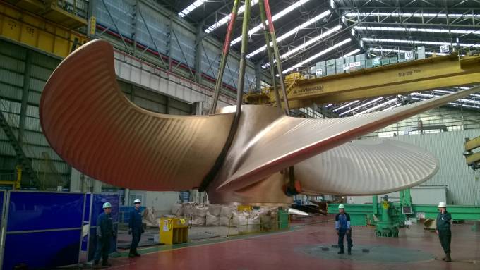 One of the new propellers shortly before its installation at a shipyard in Shanghai (Photo: Hapag-Lloyd)