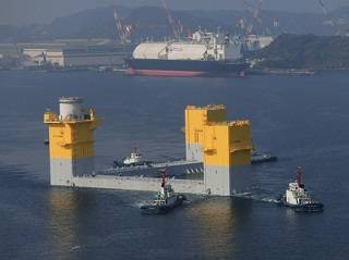 Towing three-column semi-sub at Nagasaki port.