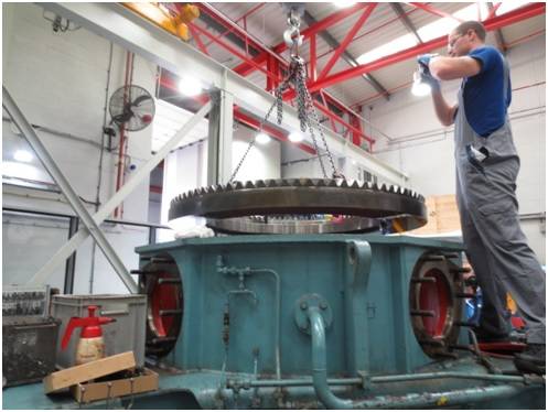 1)	A Voith technician dis-assembles the Voith Schneider Propeller (Photo: Voith)